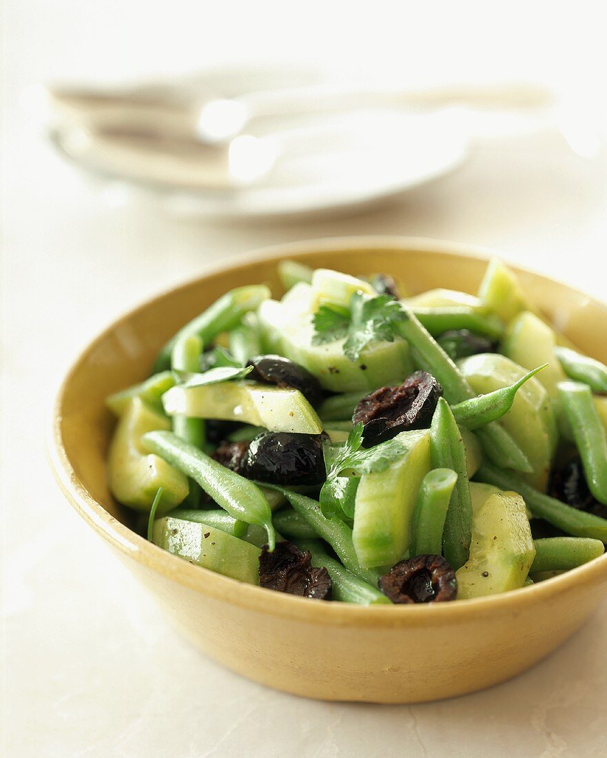 Gurkensalat mit grünen Bohnen und Oliven