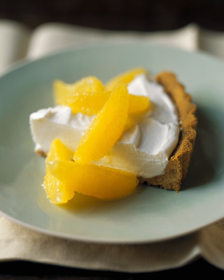 Stück Käsekuchen mit Orangenfilets