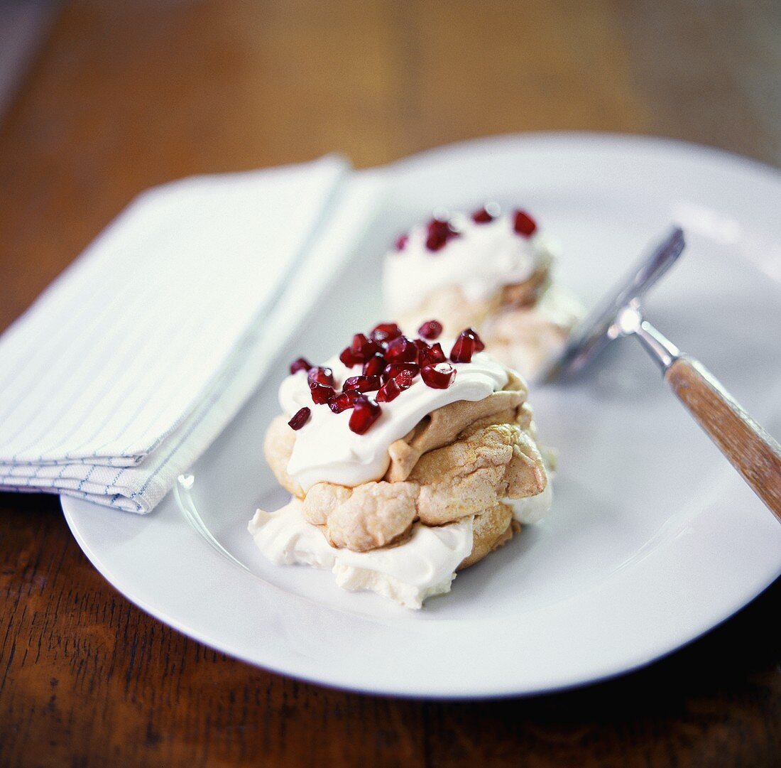 Baiser-Törtchen mit Sahnecreme & Granatapfelkernen