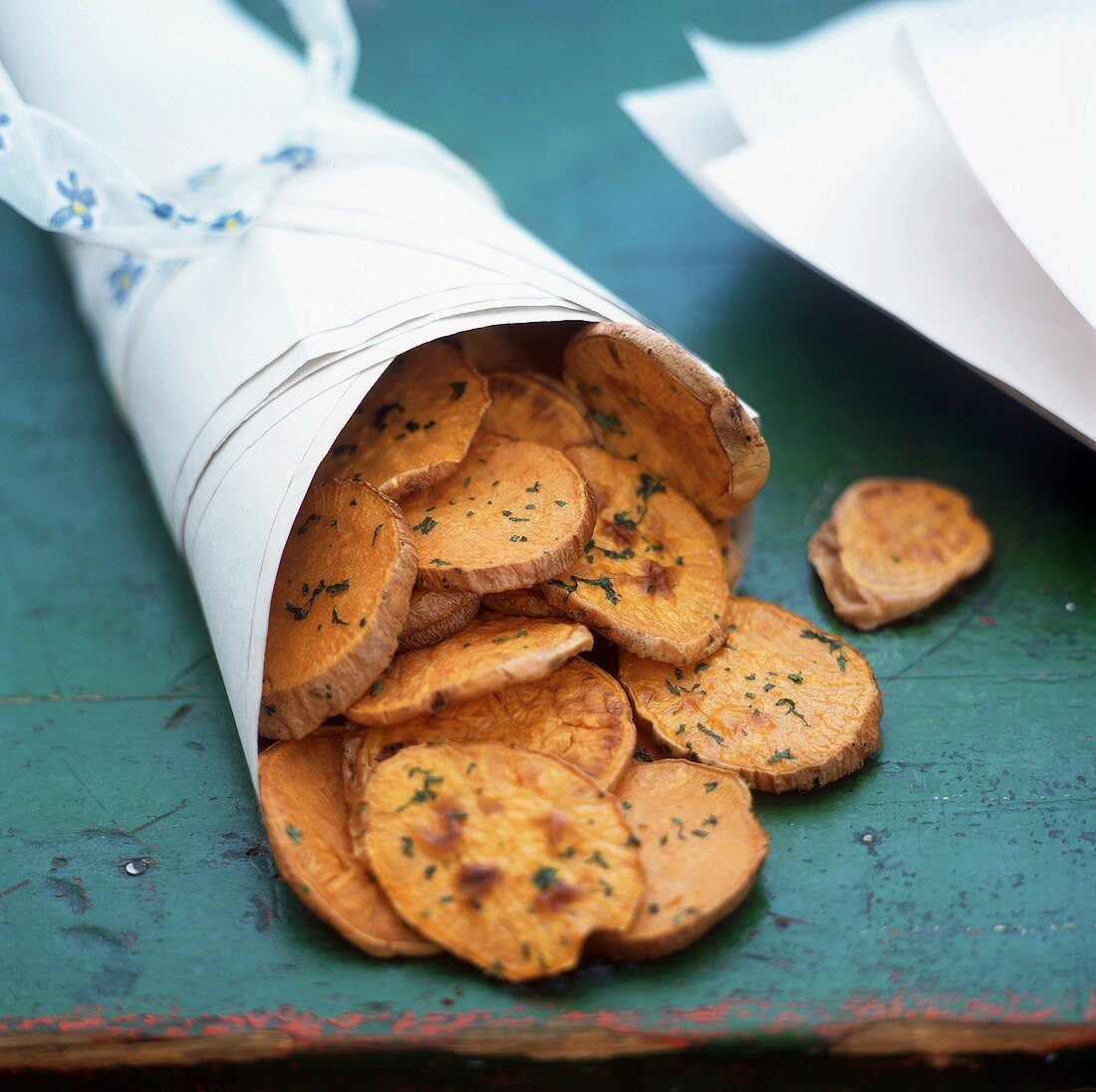 Süsskartoffelchips in Papiertüte