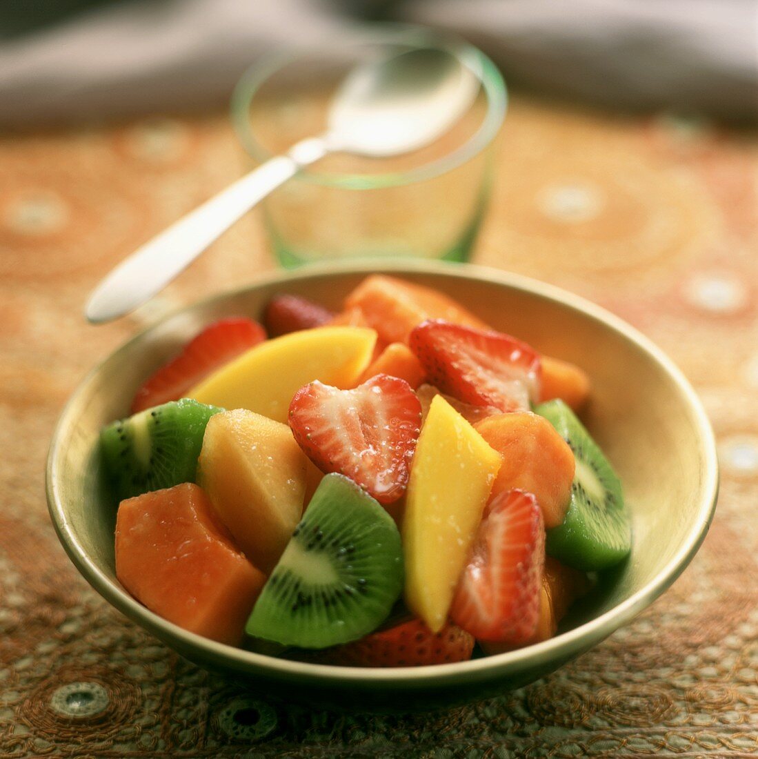 Obstsalat mit exotischen Früchten und Erdbeeren