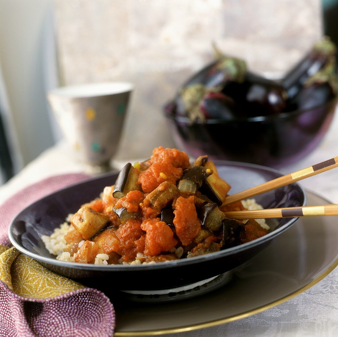 Auberginen in Tomatensauce auf Reis, Vietnam