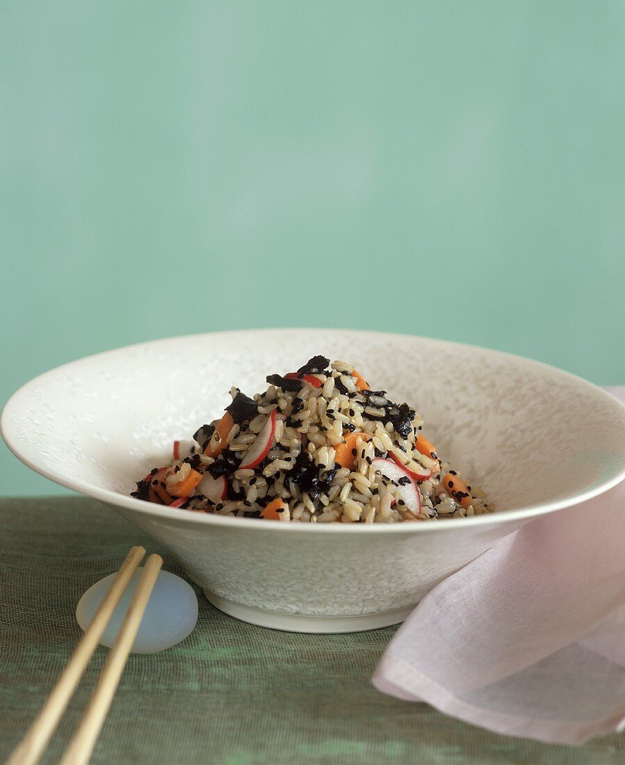 Rice salad with radishes and carrots