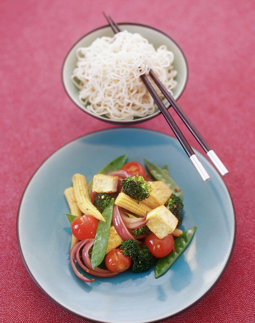 Pfannengemüse mit Mais und Tofu; Nudeln (Asien)