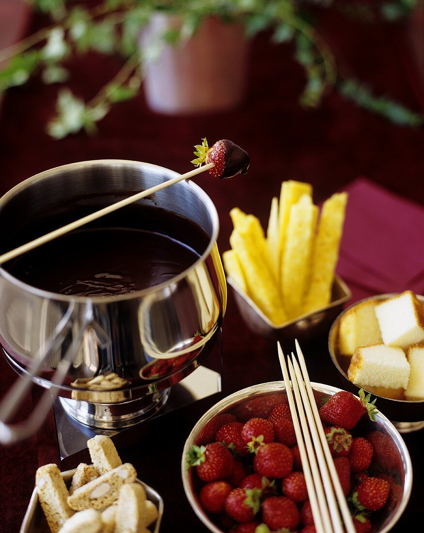 Schokoladenfondue mit Früchten, Kuchen und Biscotti