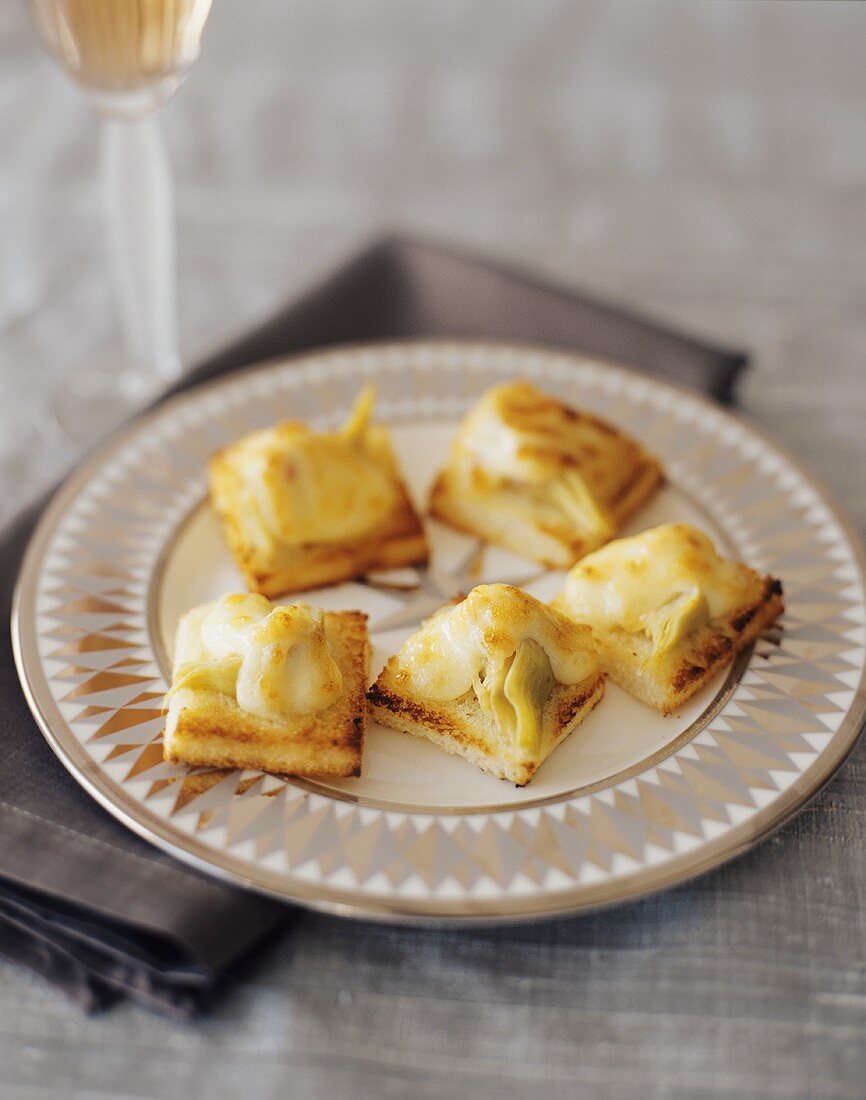 Toast with artichoke hearts and cheese