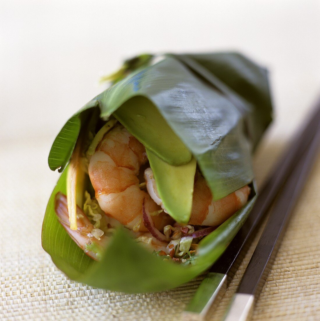 Garnelen mit Avocado, in Bananenblatt gewickelt