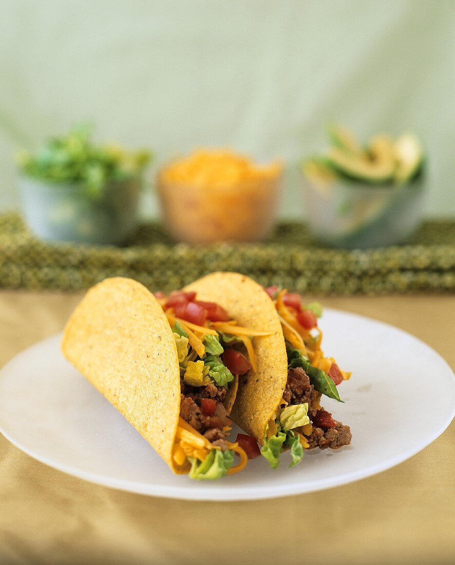 Tacos mit Hackfleisch, Avocado, Käse und Salat