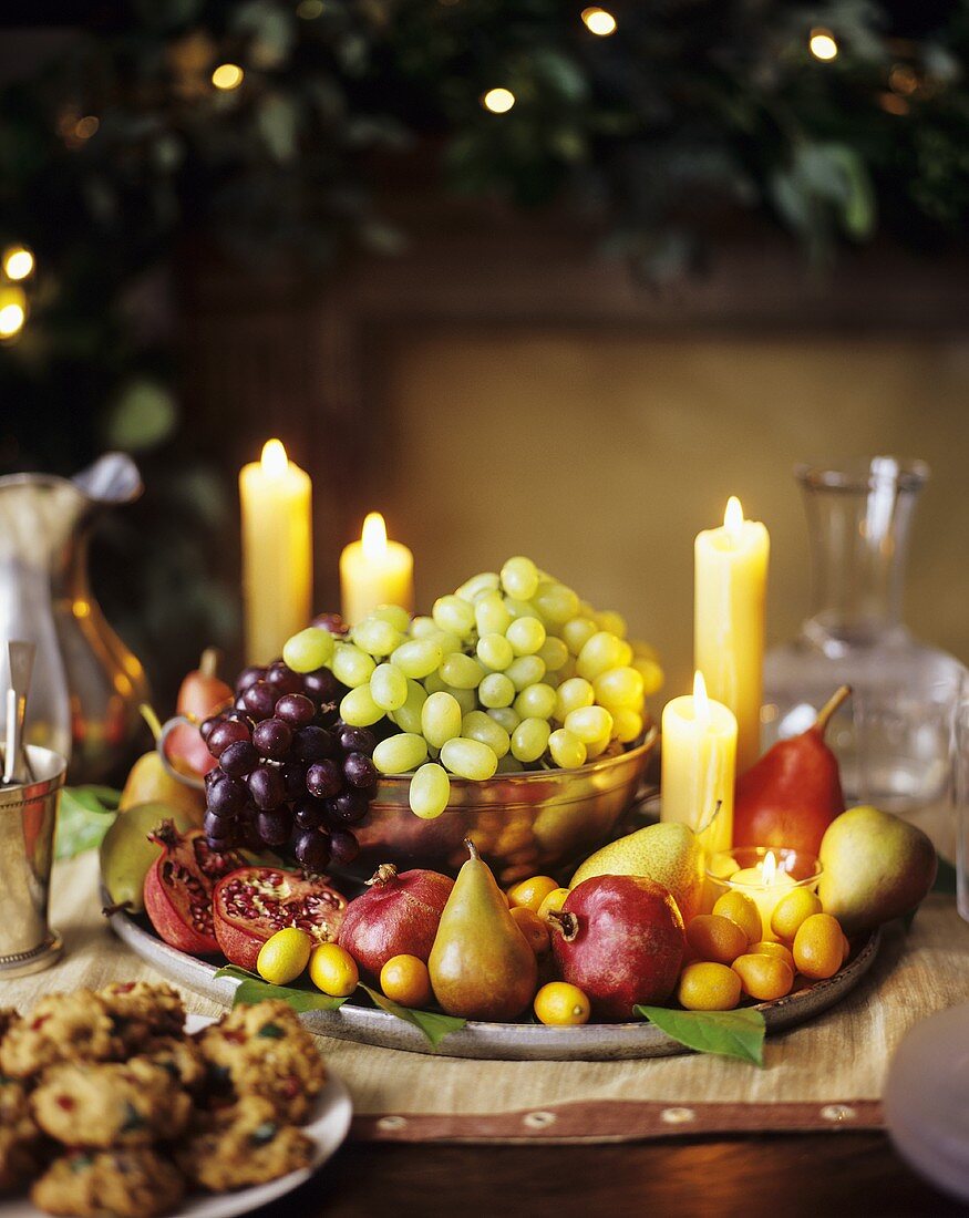 Früchteplatte mit Kerzen auf Weihnachtstisch