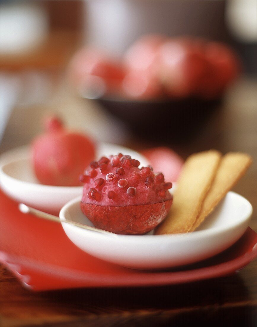 Granatapfel gefüllt mit Granatapfelsorbet