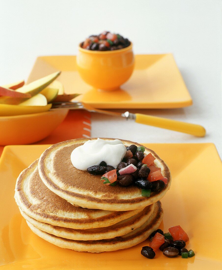 Pancakes mit Bohnensalsa und saurer Sahne