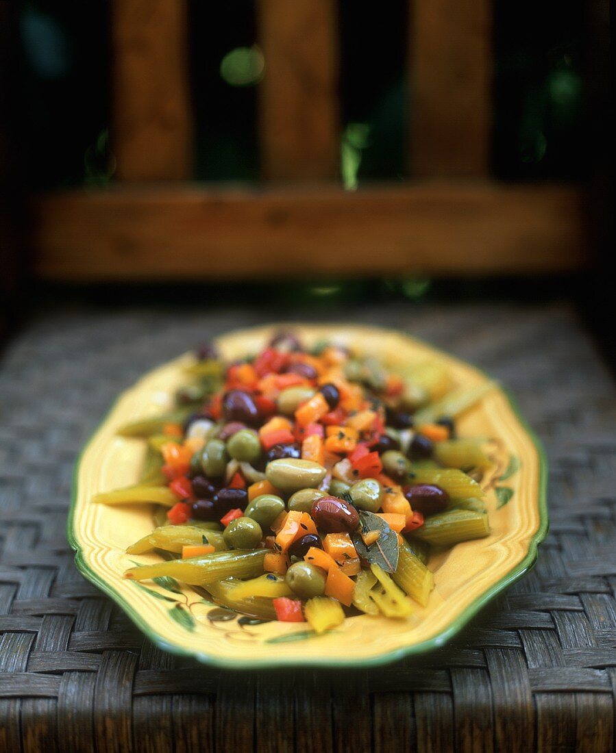 Gemüsesalat mit marinierten Oliven, Sellerie und Möhren
