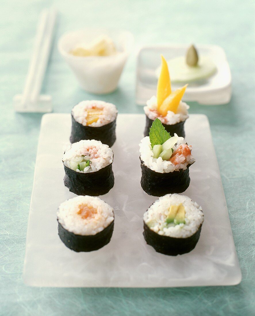 Maki-Sushi auf Perlmuttplatte