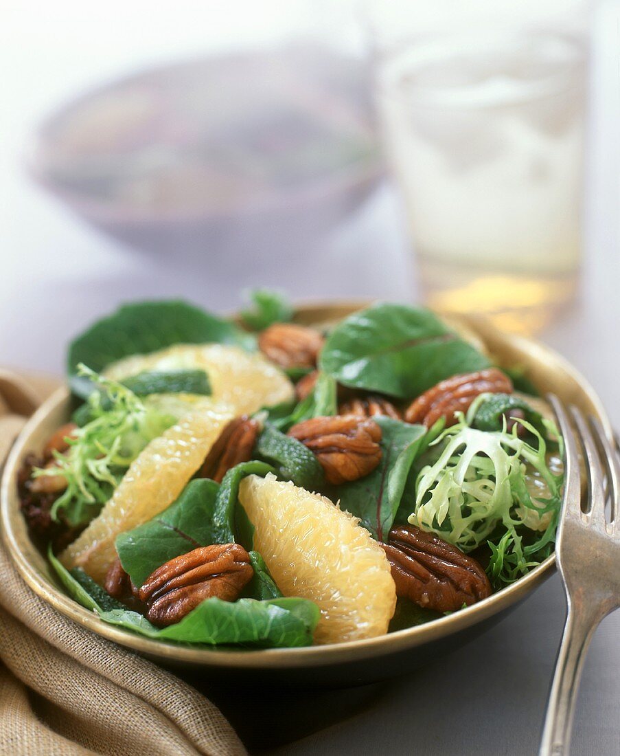 Gemischter Blattsalat mit Grapefruitfilets und Pecannüssen