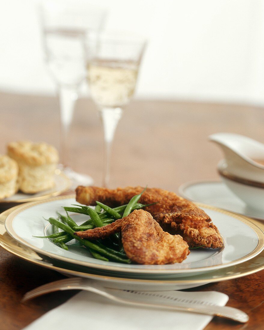 Frittiertes Hähnchen mit grünen Bohnen; Biscuits; Weißwein