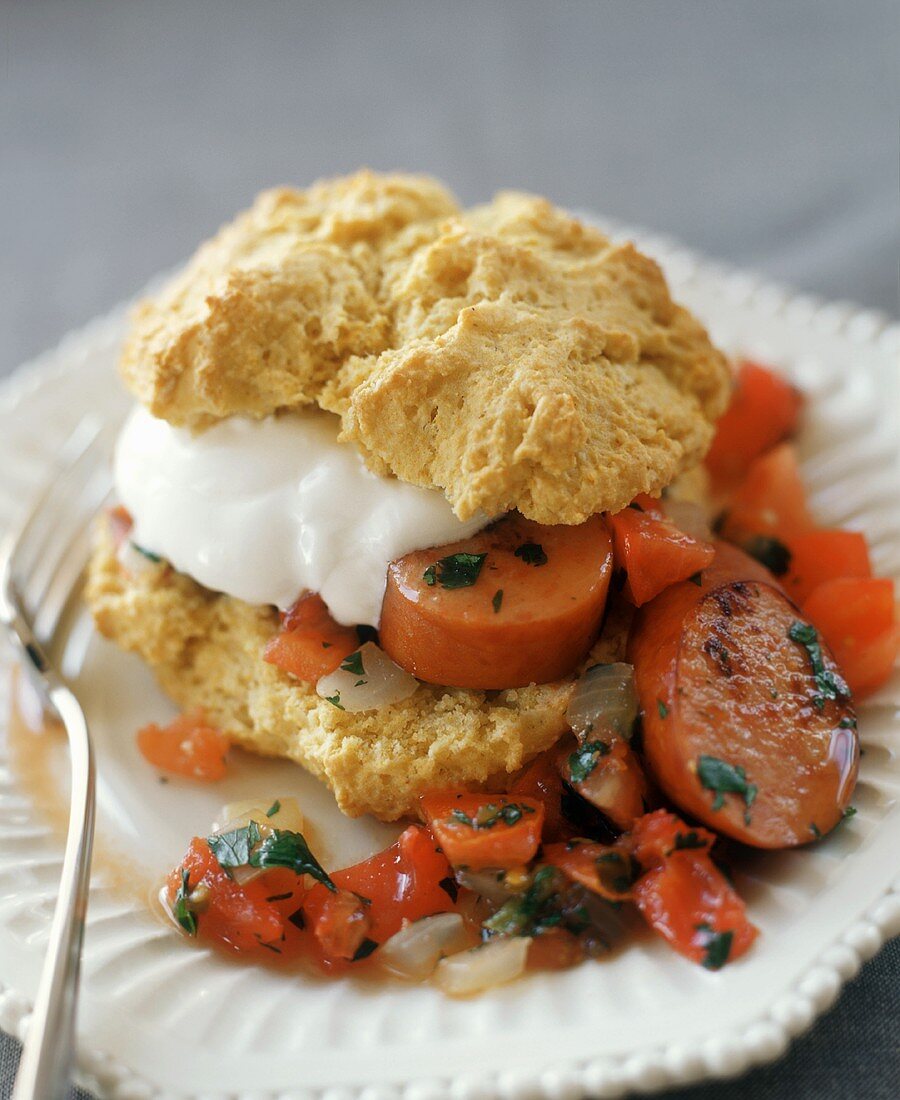 Biscuit mit Würstchen, Salsa und saurer Sahne