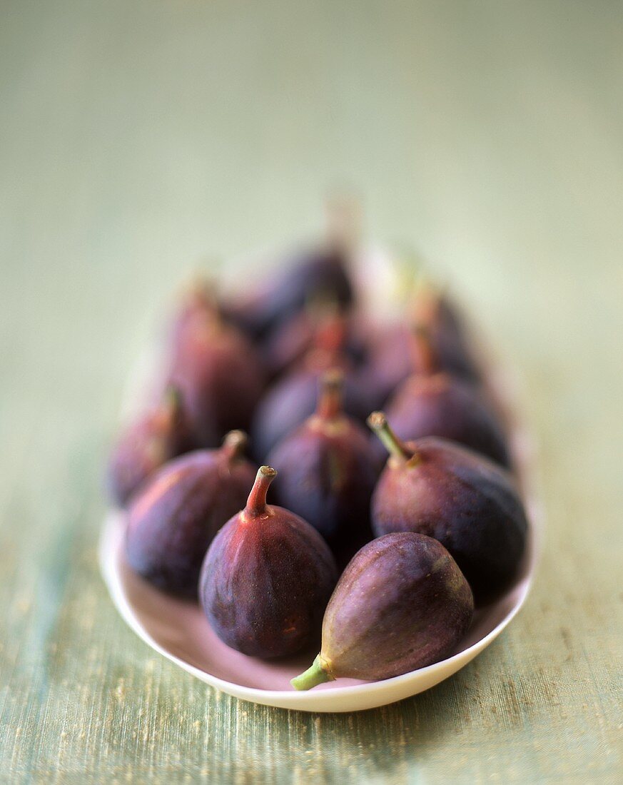 Frische violette Feigen in ovaler Schale