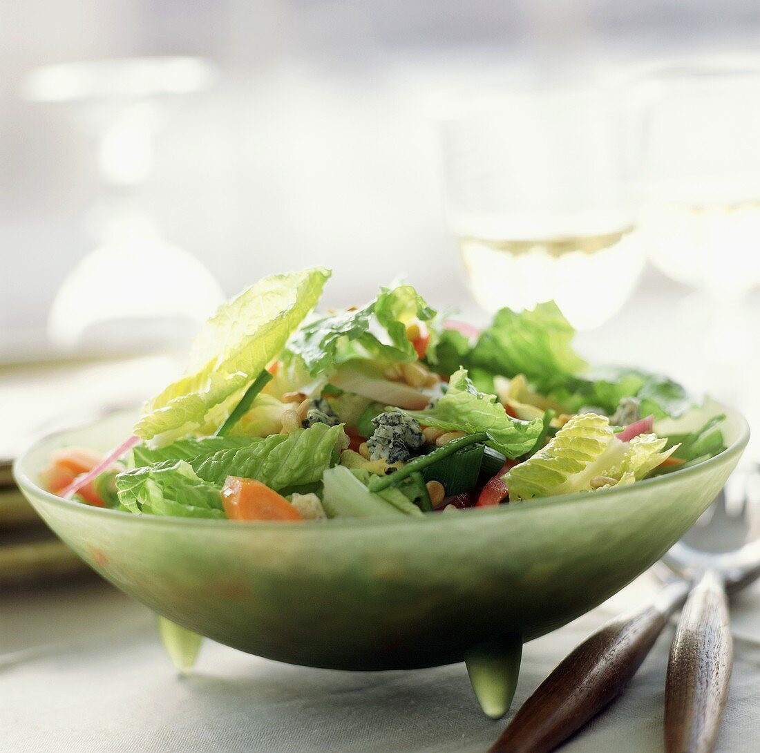 Gemischter Salat mit Blauschimmelkäse und Pinienkernen