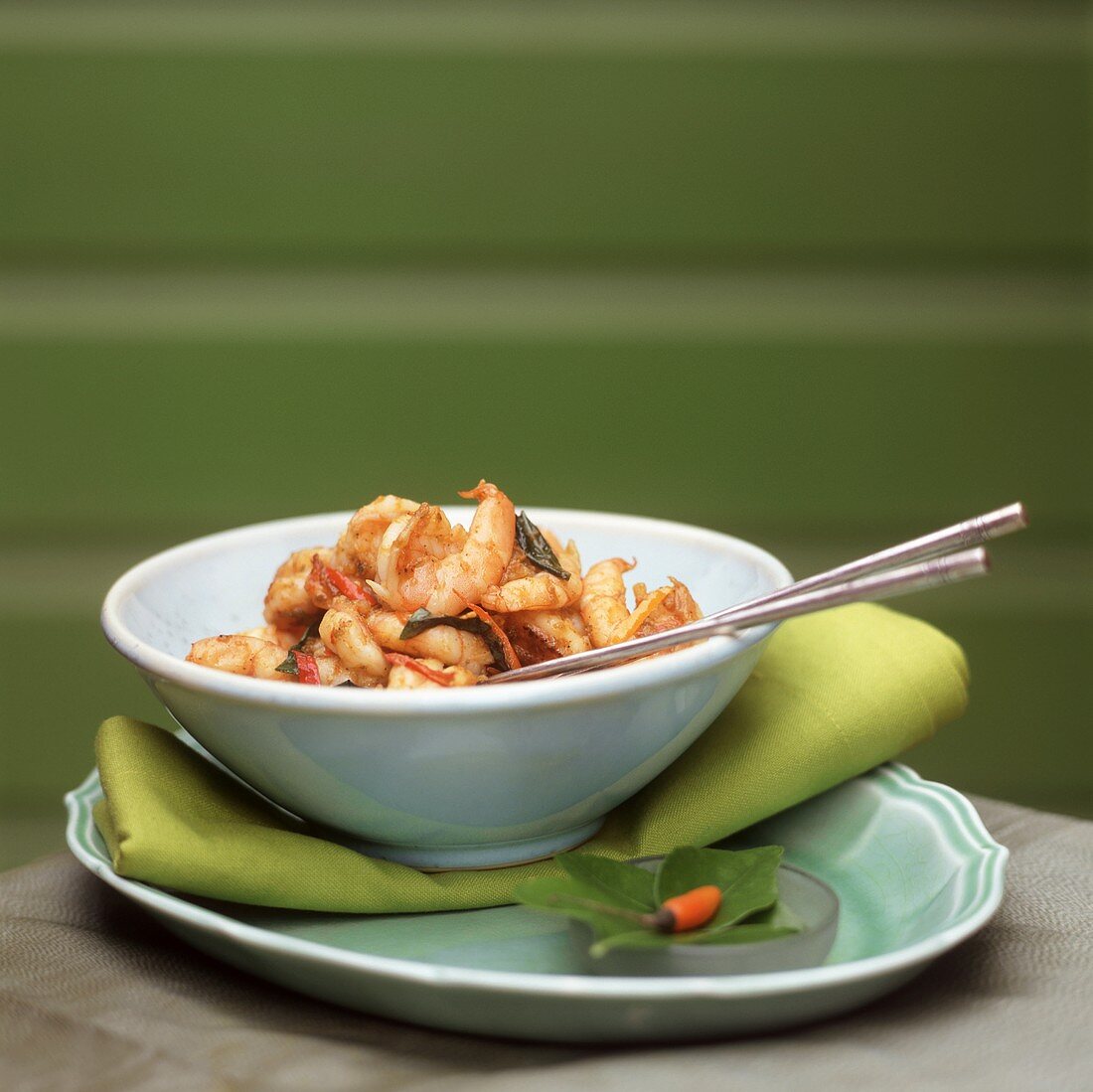 Shrimps in würziger Chilisauce mit Thaibasilikum