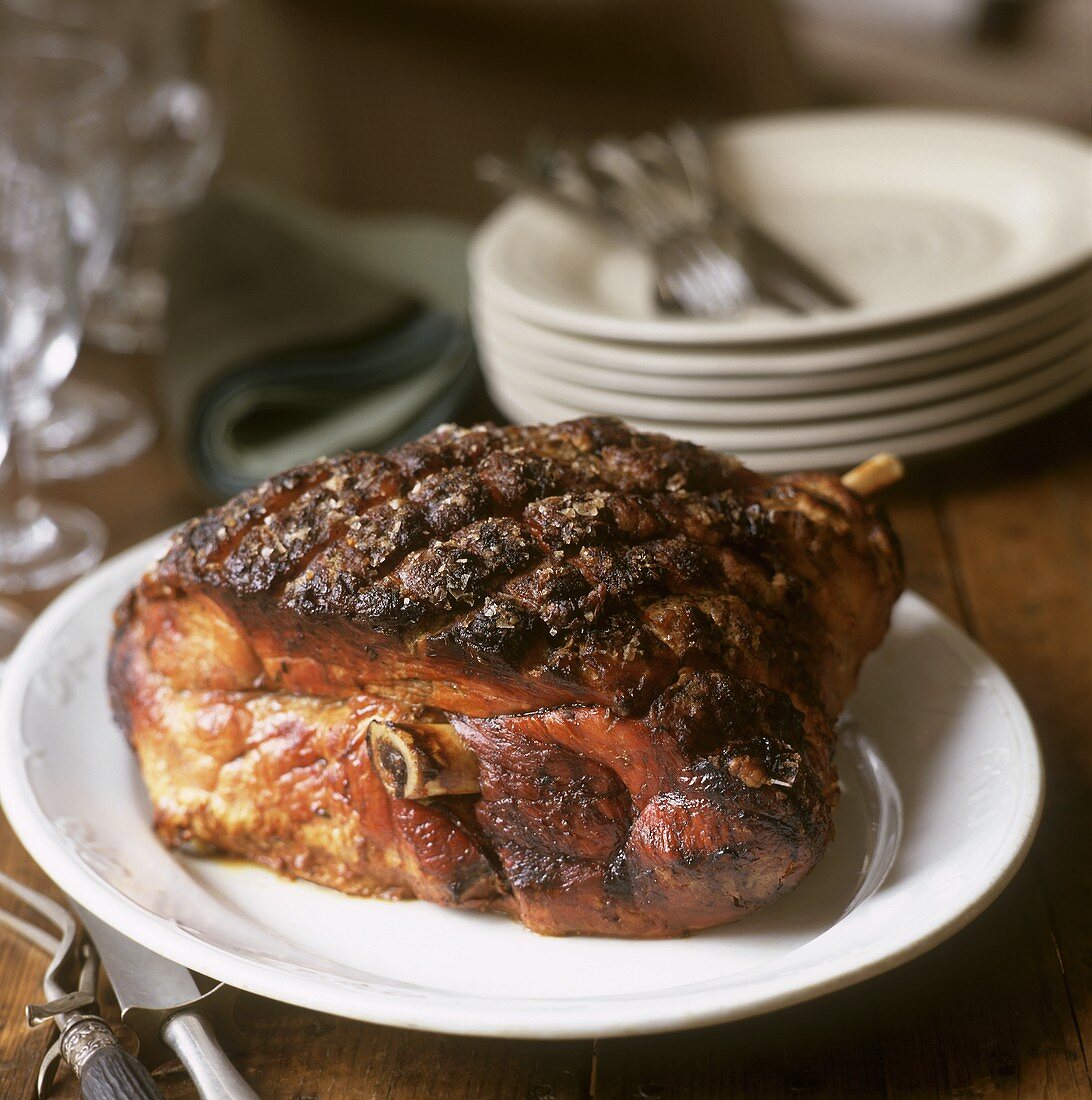 Gebratene Schweinshaxe auf weisser Platte