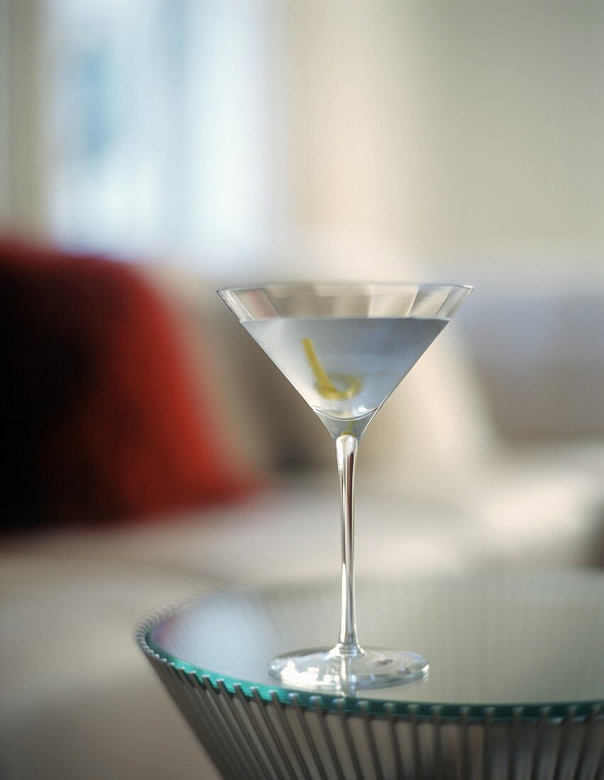Martini mit Zitronenzeste auf Glastisch