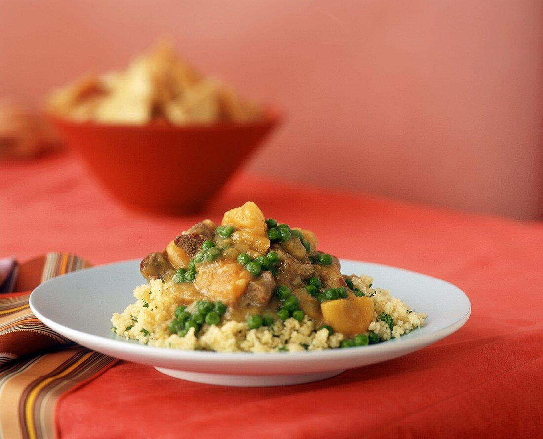 Rinderragout mit Erbsen auf Couscous