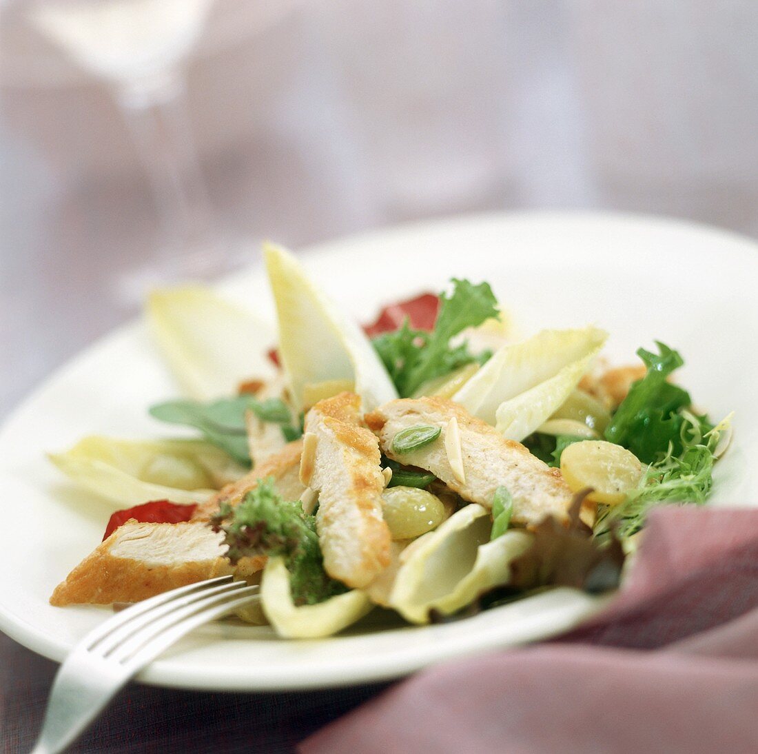 Gemischter Blattsalat mit Hähnchenbrust und Trauben