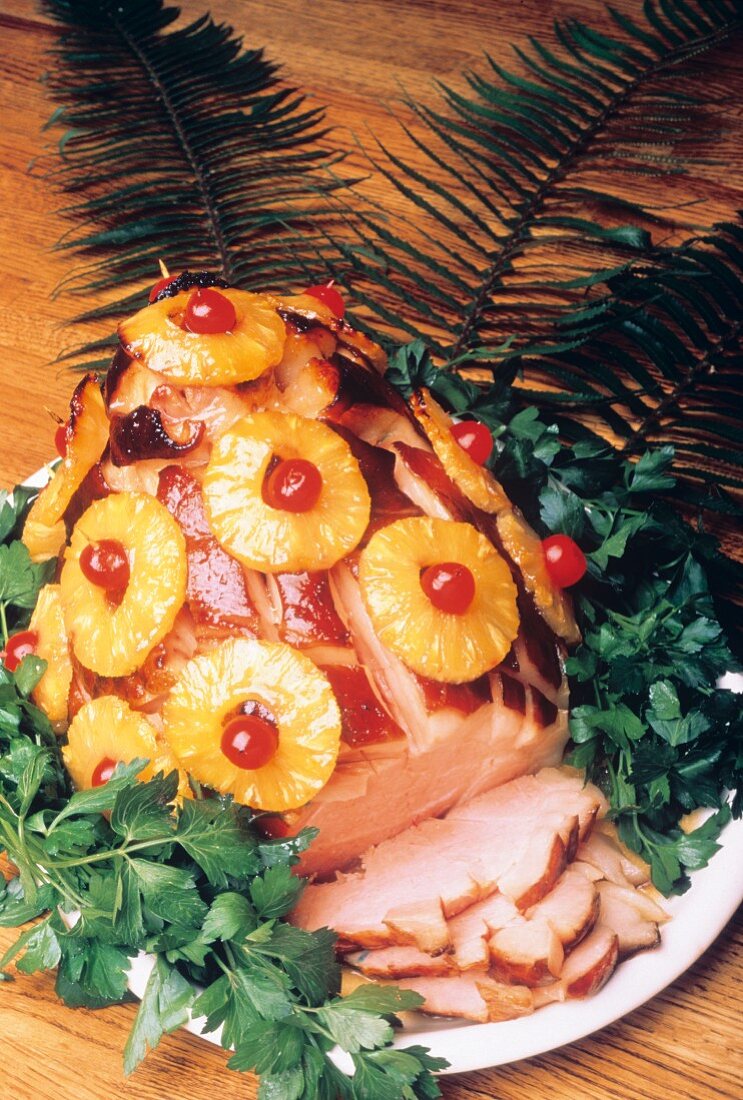 Gebackener Schinken mit Ananas & Cocktailkirschen belegt