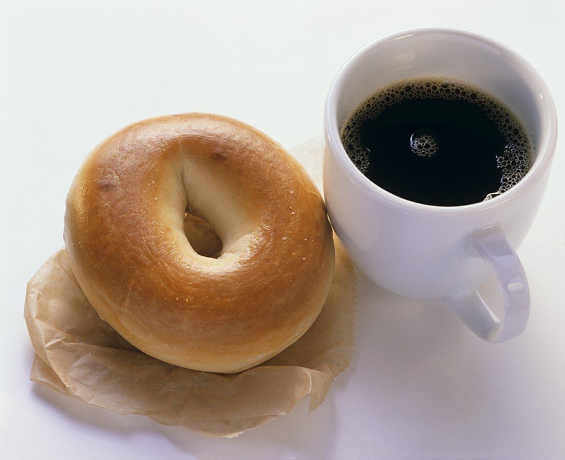 Ein Bagel & eine Tasse schwarzer Kaffee