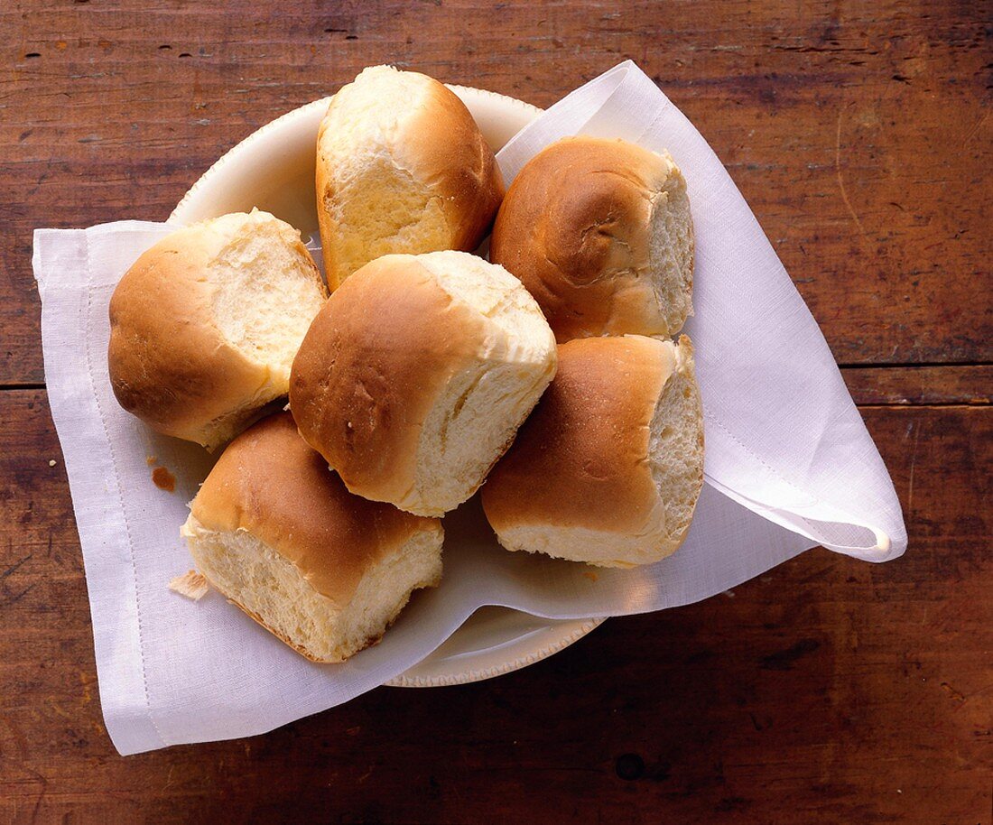 Frisch gebackene Hefeteigbrötchen in einer Schale