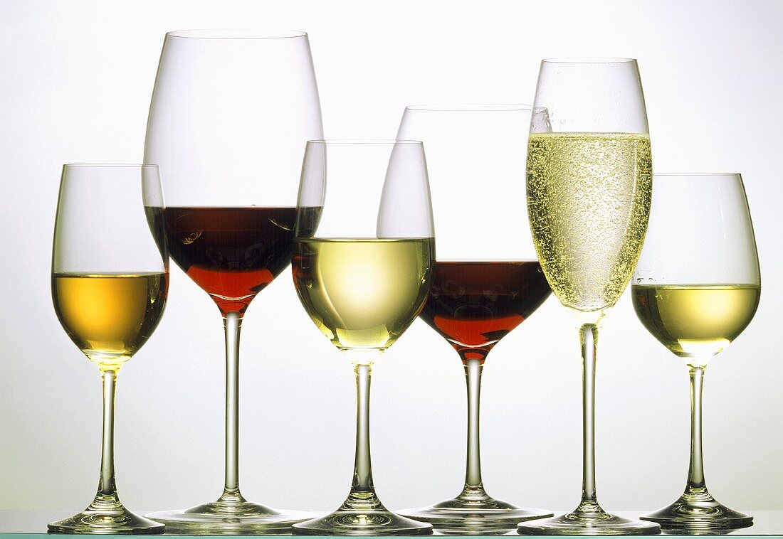 Verschiedene Rotwein- und Weissweingläser sowie ein Sektglas