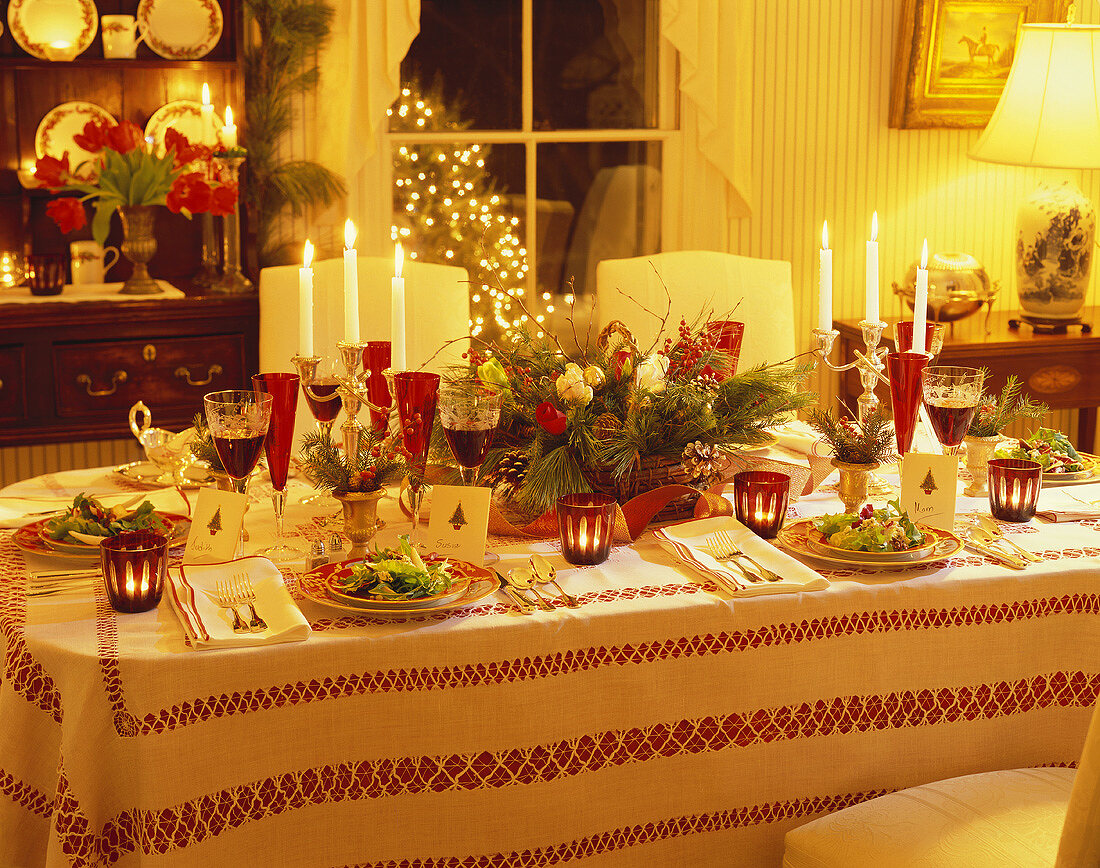 Gedeckter Tisch zu Weihnachten mit Salat auf Tellern