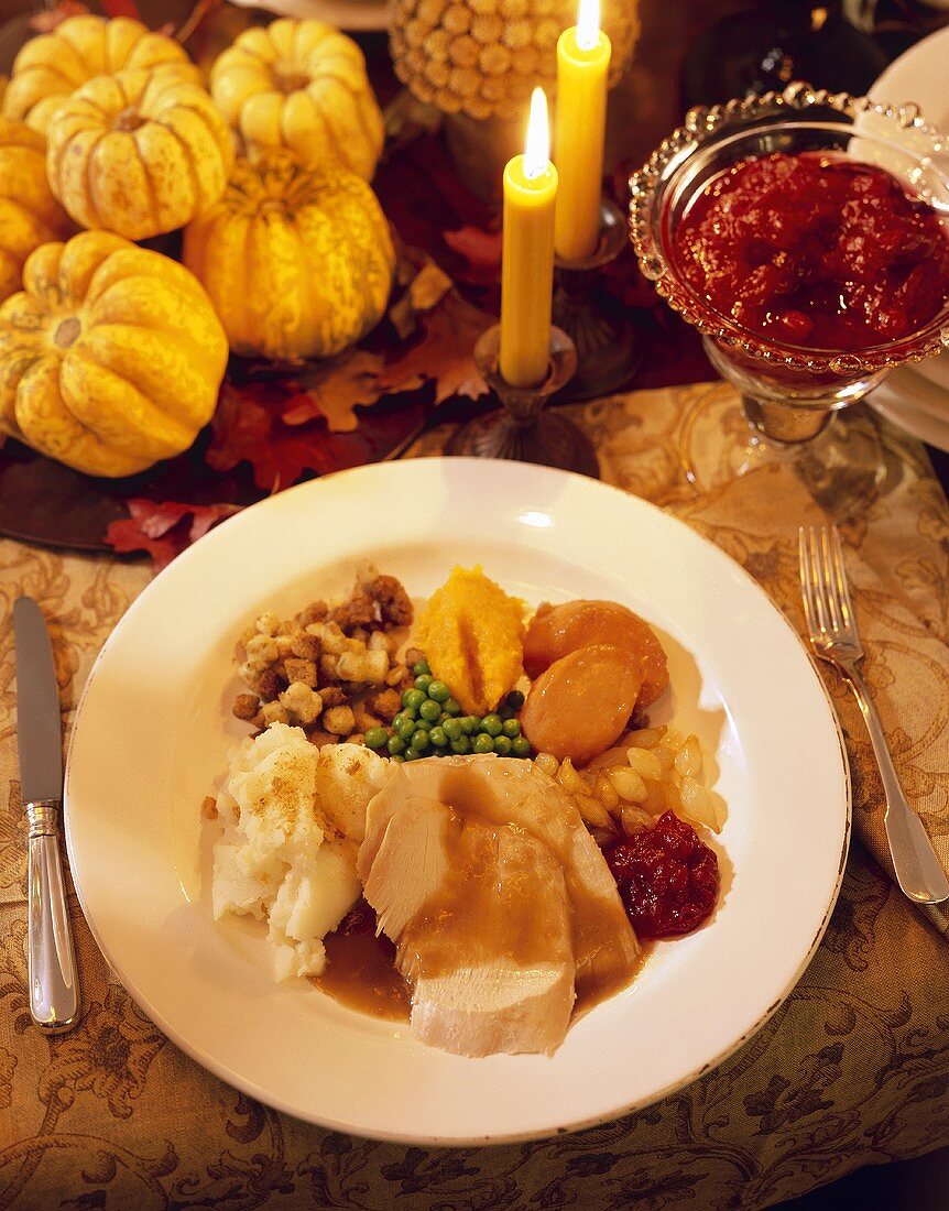 Truthahnscheiben mit traditionellen Beilagen zu Thanksgiving