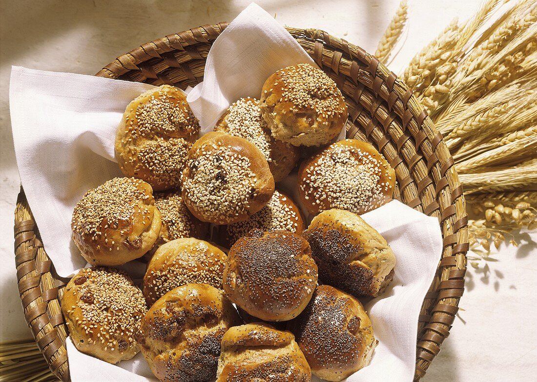 Quark-Rosinen-Brötchen mit Mohn &amp; Sesam – Bilder kaufen – 6143 StockFood