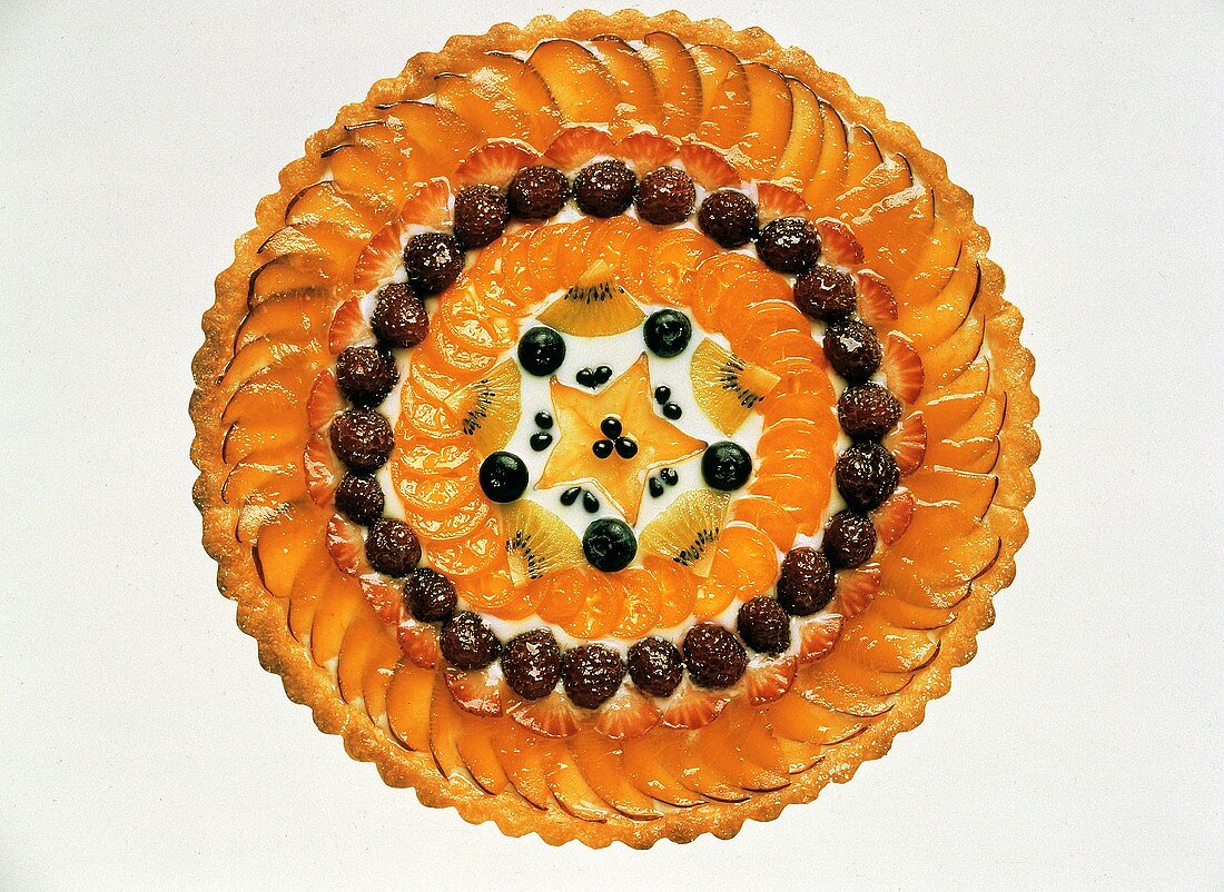 Ganze Obsttorte mit vielen verschiedenen Früchten