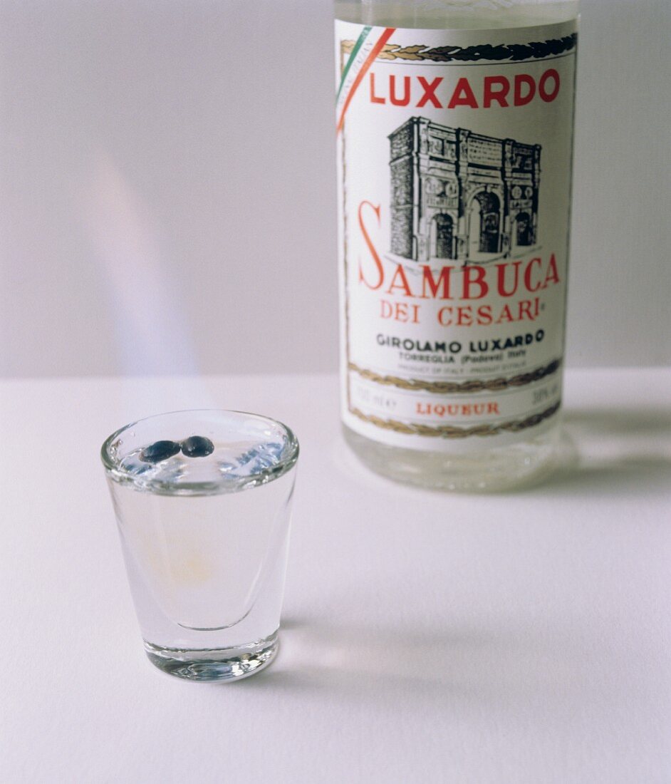 Sambuca in Flasche & Glas mit Kaffeebohnen