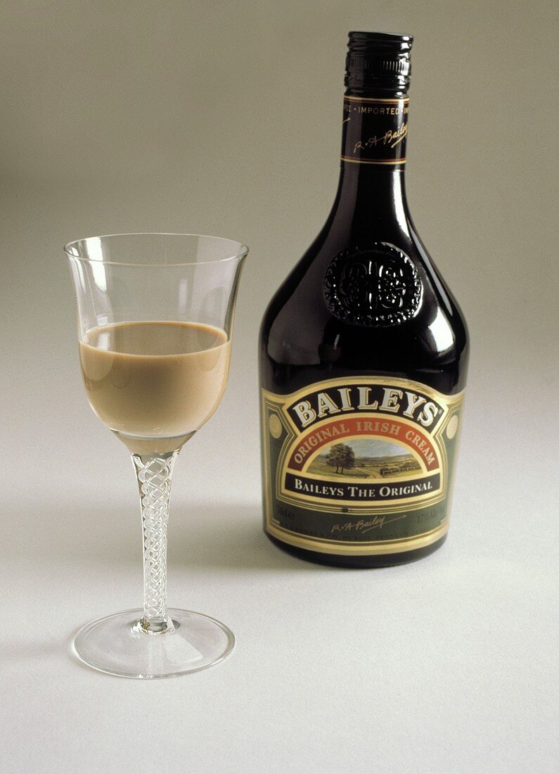 Baileys Irish Cream in Glas & Flasche