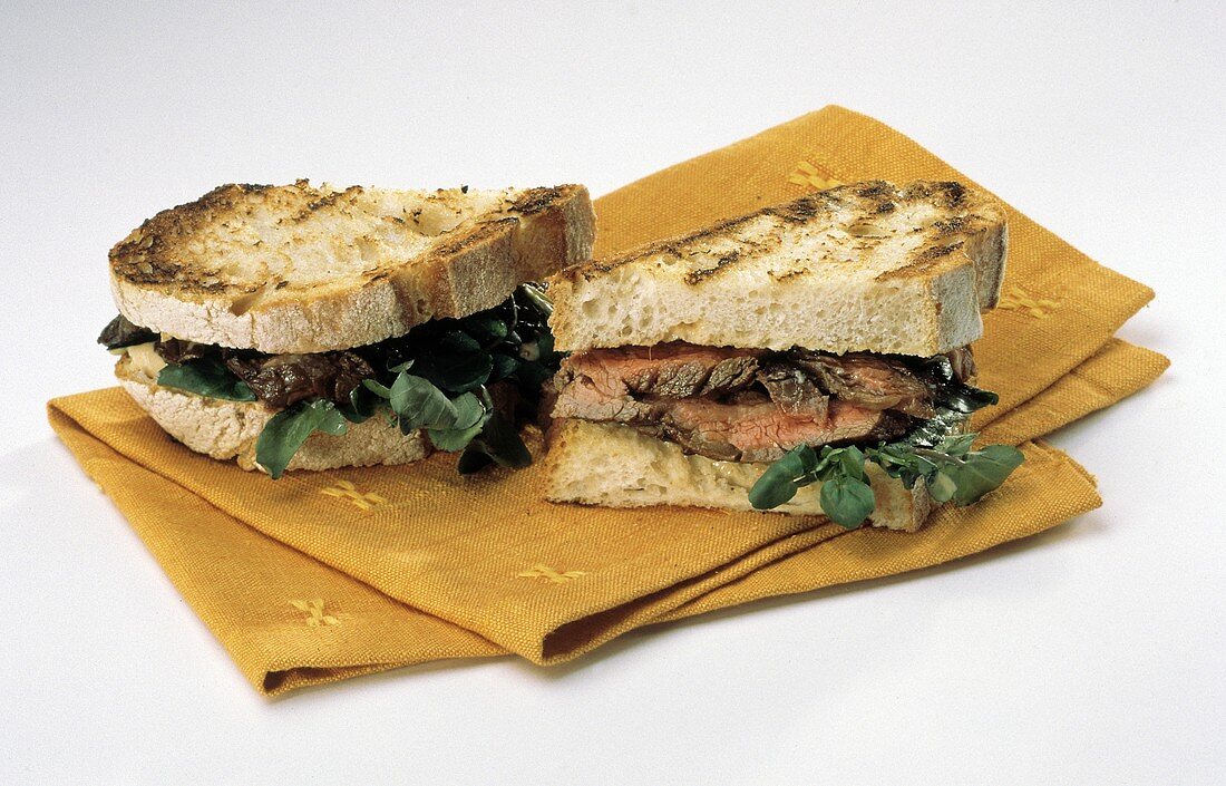 Steak-Sandwich mit getoasteten Brotscheiben