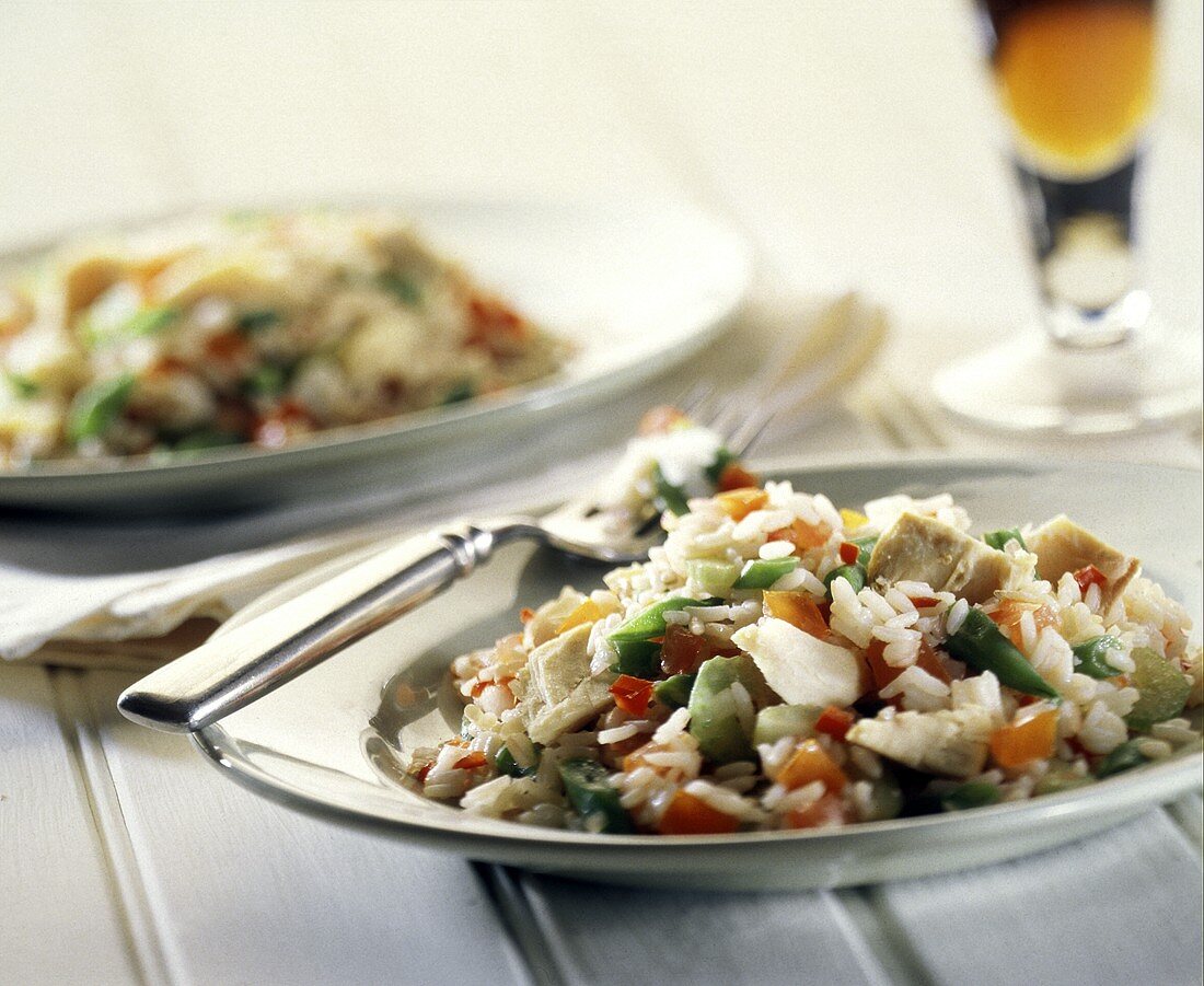 Thunfisch-Reis-Salat auf Teller mit Gabel