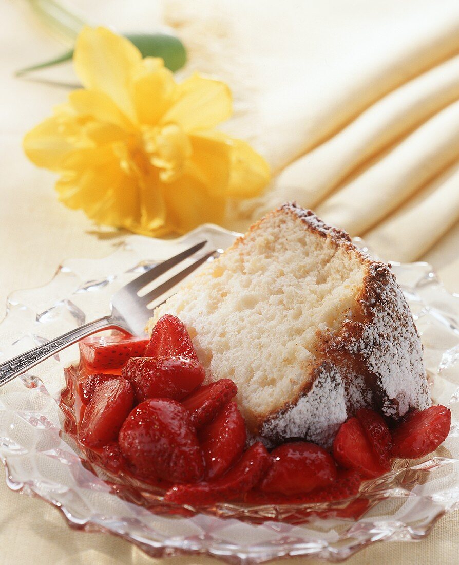 Ein Stück Angel Food Cake mit Erdbeeren