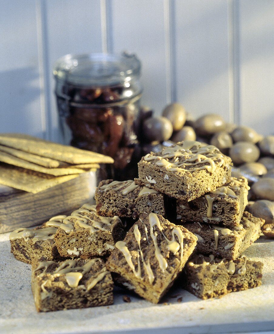 Dattelkuchenstücke mit Nüssen und Glasurstreifen