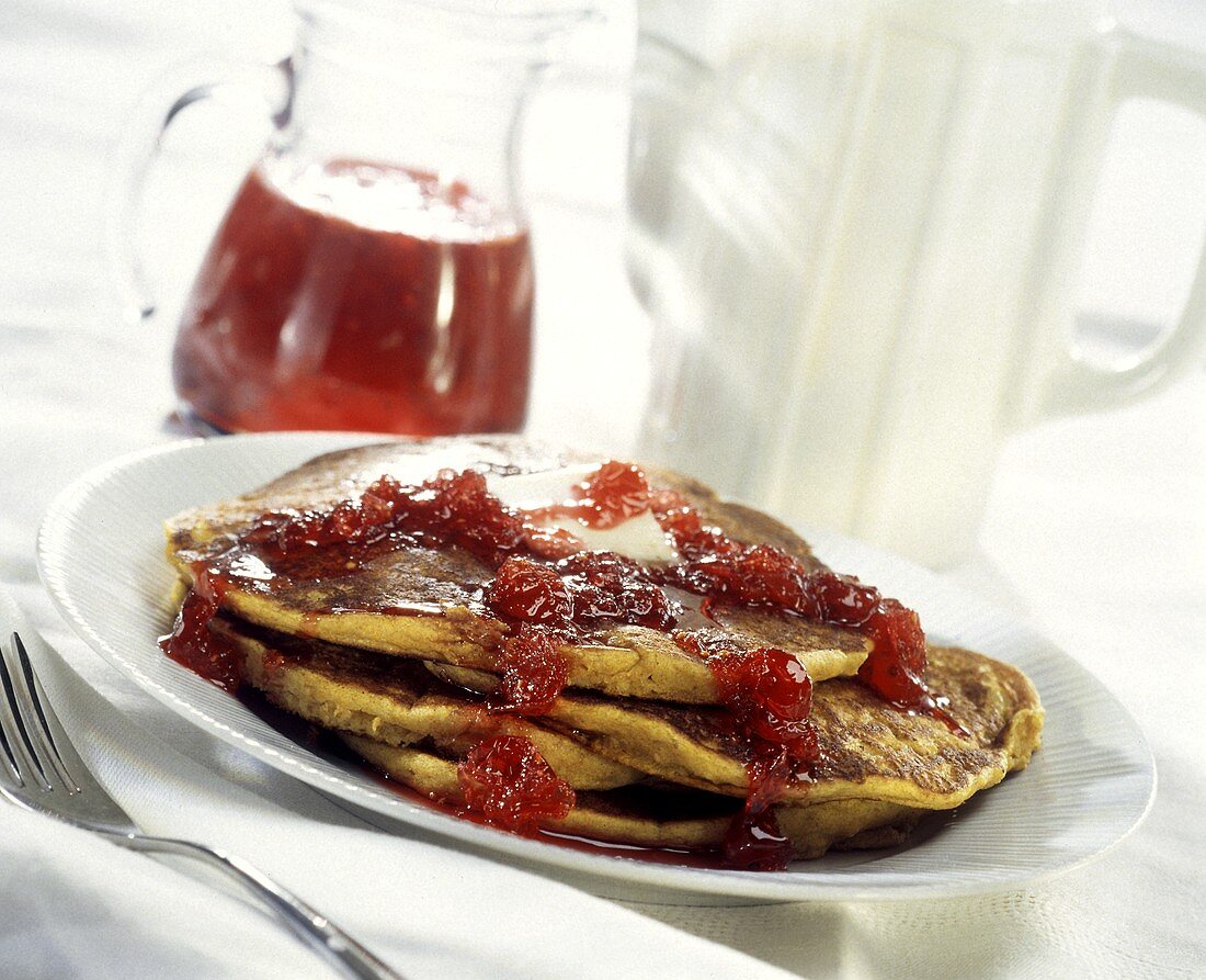 Pancakes mit Cranberrysauce und Butter