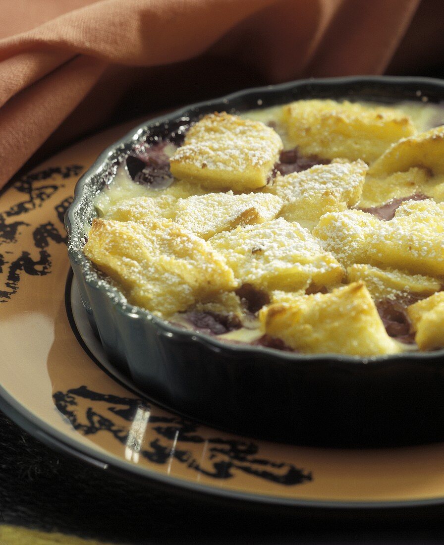 Brotpudding mit Puderzucker in Gratinform