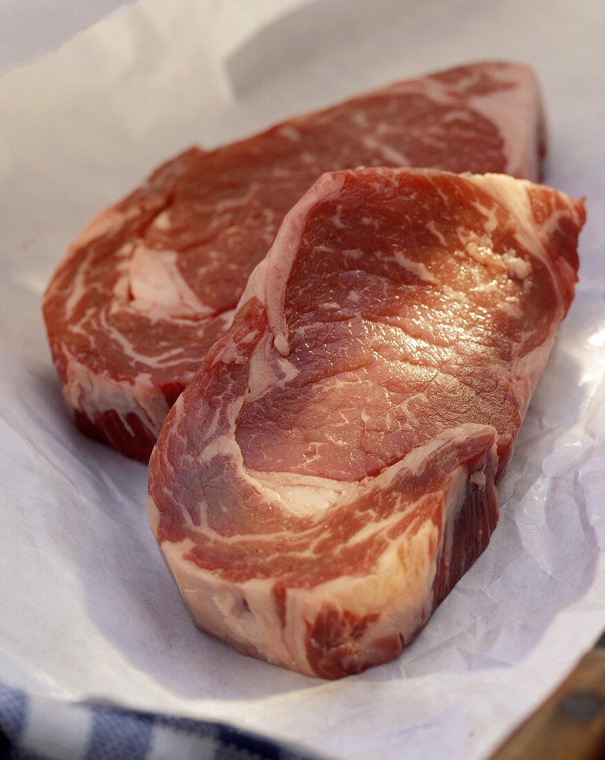 Zwei Ribeye Steaks auf weißem Papier