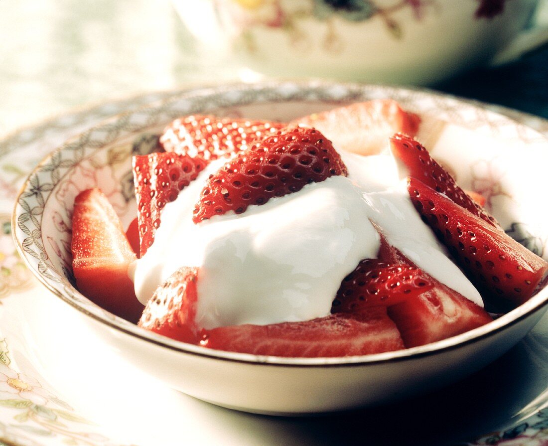 Frische Erdbeeren mit Joghurt im Schälchen