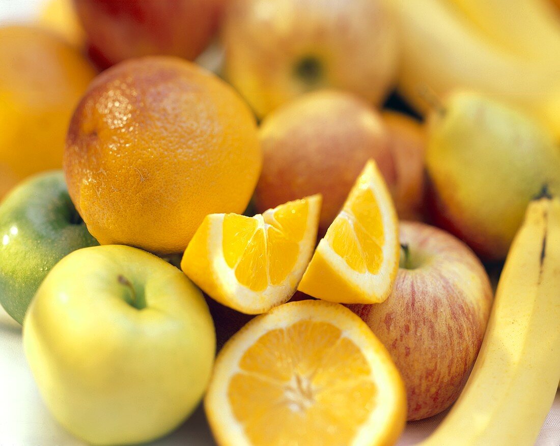 Verschiedene Früchte: Orangen, Äpfel, Banane u.a.(Ausschnitt)