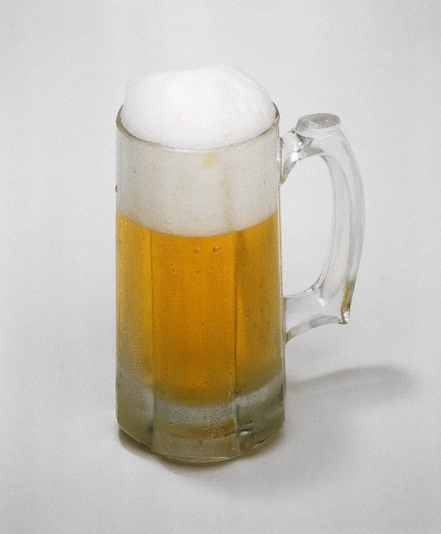 Helles Bier mit Schaumkrone in einem Glaskrug