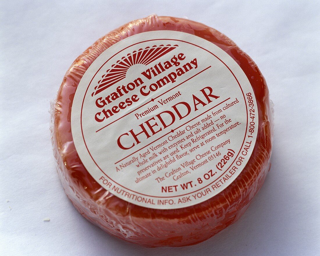 Runder Cheddar Käse in der Verpackung
