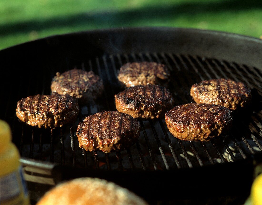 Mehrere gegrillte Frikadellen auf dem Grill