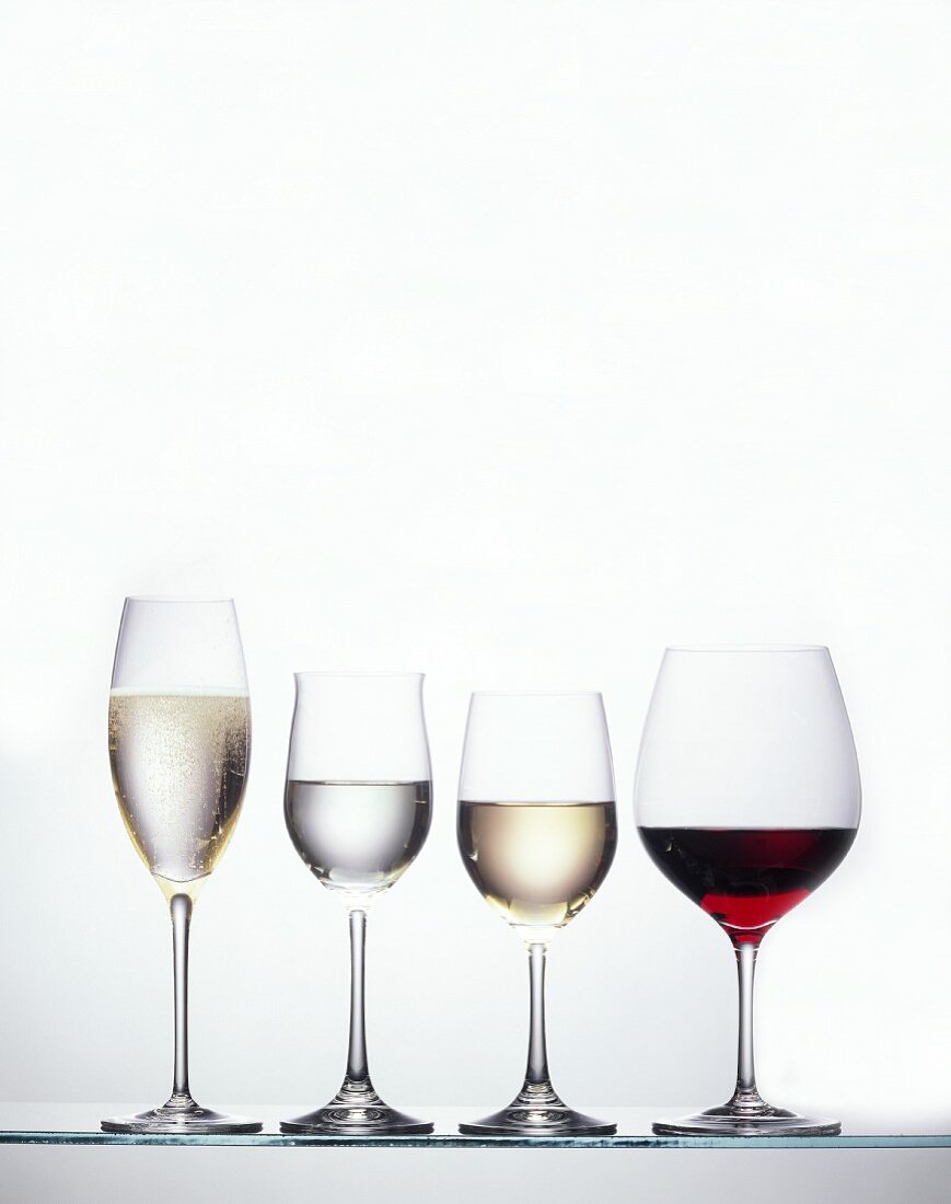 Sekt, Weißwein und Rotwein in Gläsern